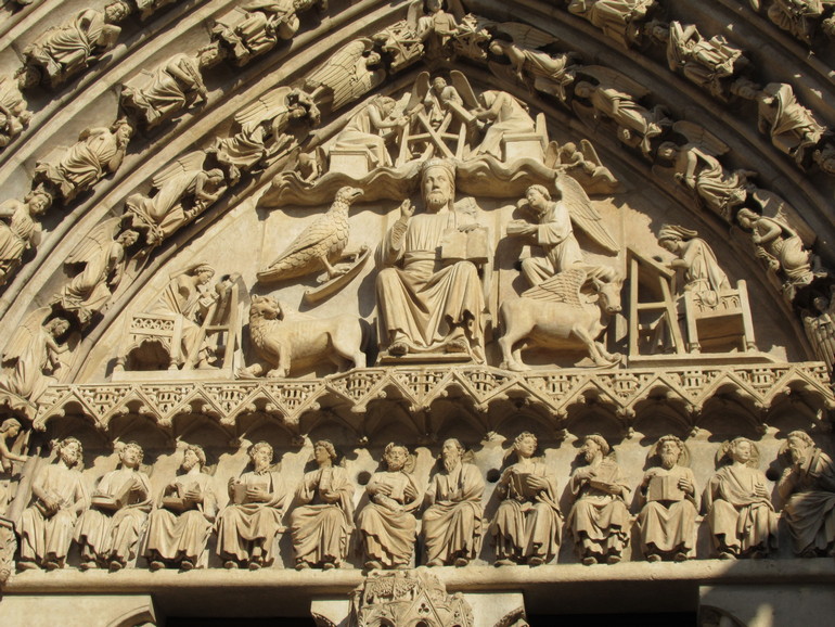 Fraai beeldwerk boven poort van de kathedraal